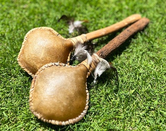 Hochet chamanique fait main en bois naturel chamanique, plumes et peau de chèvre cérémonial traditionnel autochtone son shaker maraca - PLANT A TREE