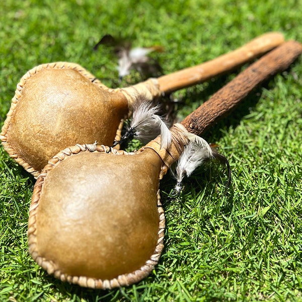 Hochet chamanique fait main en bois naturel chamanique, plumes et peau de chèvre cérémonial traditionnel autochtone son shaker maraca - PLANT A TREE