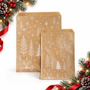 Puede incluir: Dos bolsas de papel marrón rectangulares con un patrón impreso en blanco de varios árboles de hoja perenne, copos de nieve y hojas de acebo. Las bolsas están abiertas por la parte superior y tienen una textura lisa y plana.