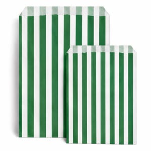 Peut inclure: Deux sacs en papier rectangulaires de hauteurs différentes présentant un motif à rayures verticales vert forêt et blanc. Les sacs ont une ouverture supérieure plate et une finition lisse, le plus grand étant placé derrière le plus petit.