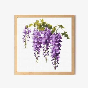 Puede incluir: Un bordado de punto de cruz enmarcado que representa una flor de glicinia morada colgando de una vid. La glicinia es una flor popular por sus delicadas flores y su fragante aroma.