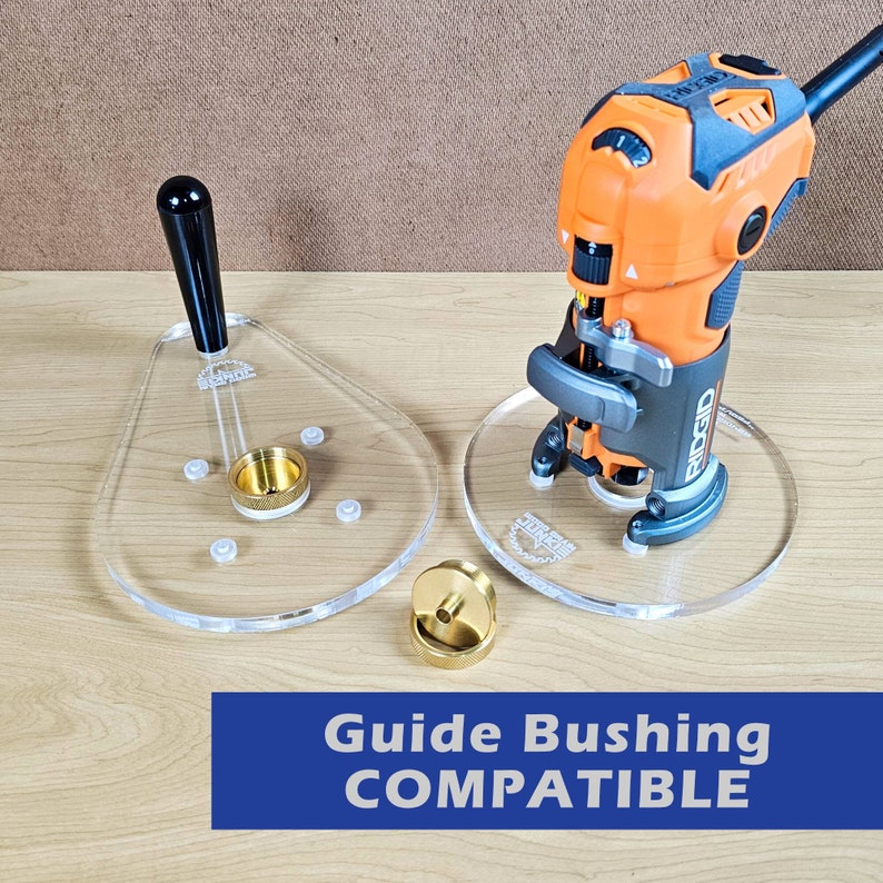 Puede incluir: Dos bases de fresadora de acr&iacute;lico transparente con un casquillo gu&iacute;a de color dorado. Las bases son compatibles con una peque&ntilde;a fresadora naranja y gris con un mango negro. El texto "Guide Bushing COMPATIBLE" est&aacute; impreso sobre un fondo azul.