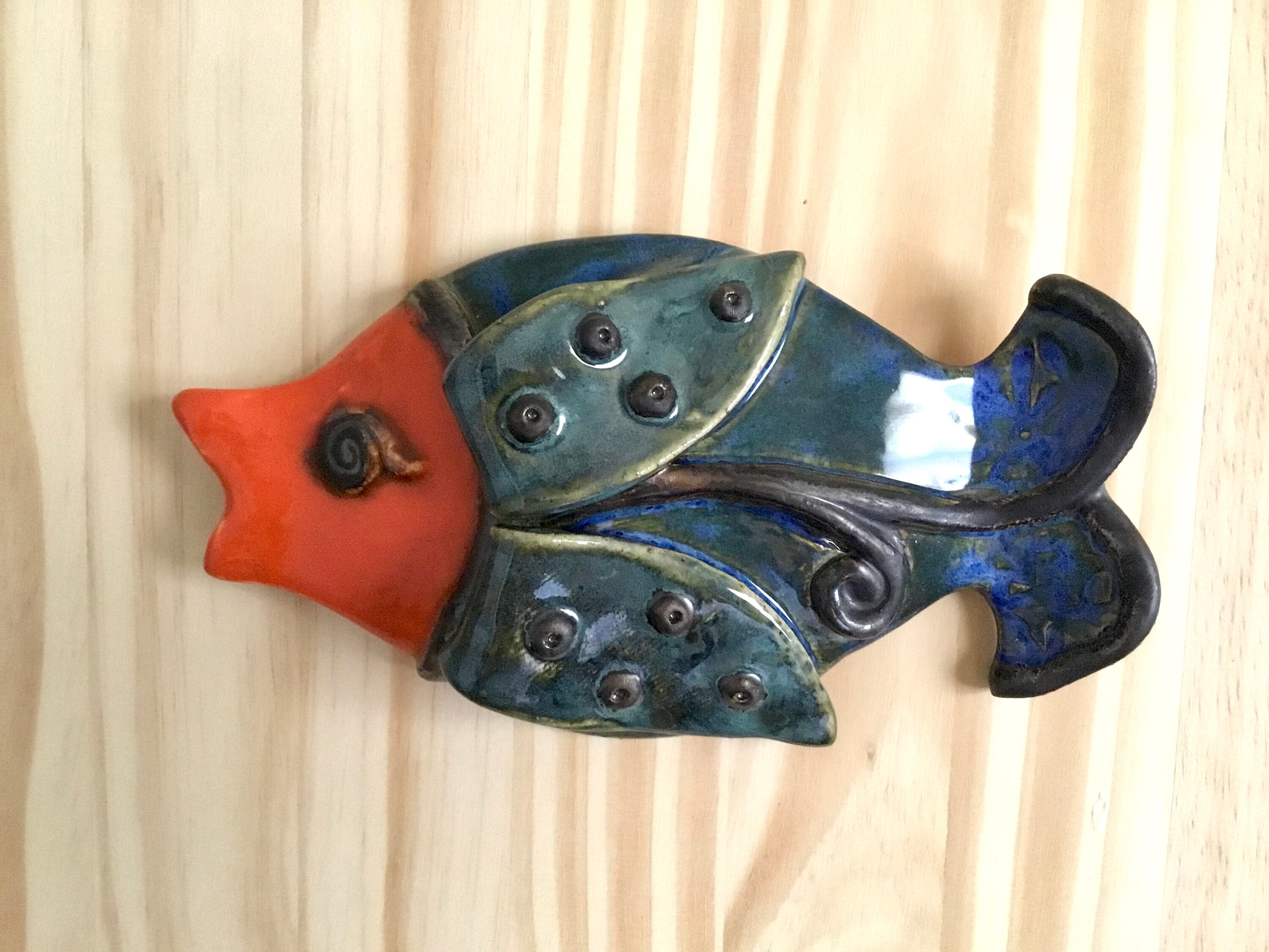 魚　陶器製　壁飾り 陶器の魚の壁飾り、黄色と青の魚の飾り、陶器の魚の壁アート、魚