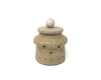 Speckled beige ceramic garlic holder with holes, pottery jar with lid, garlic keeper, ceramic jar, wooden knob, Christmas gift.