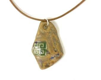Handgefertigte Keramik Anhänger: Grüner griechischer Ornament Schmuck