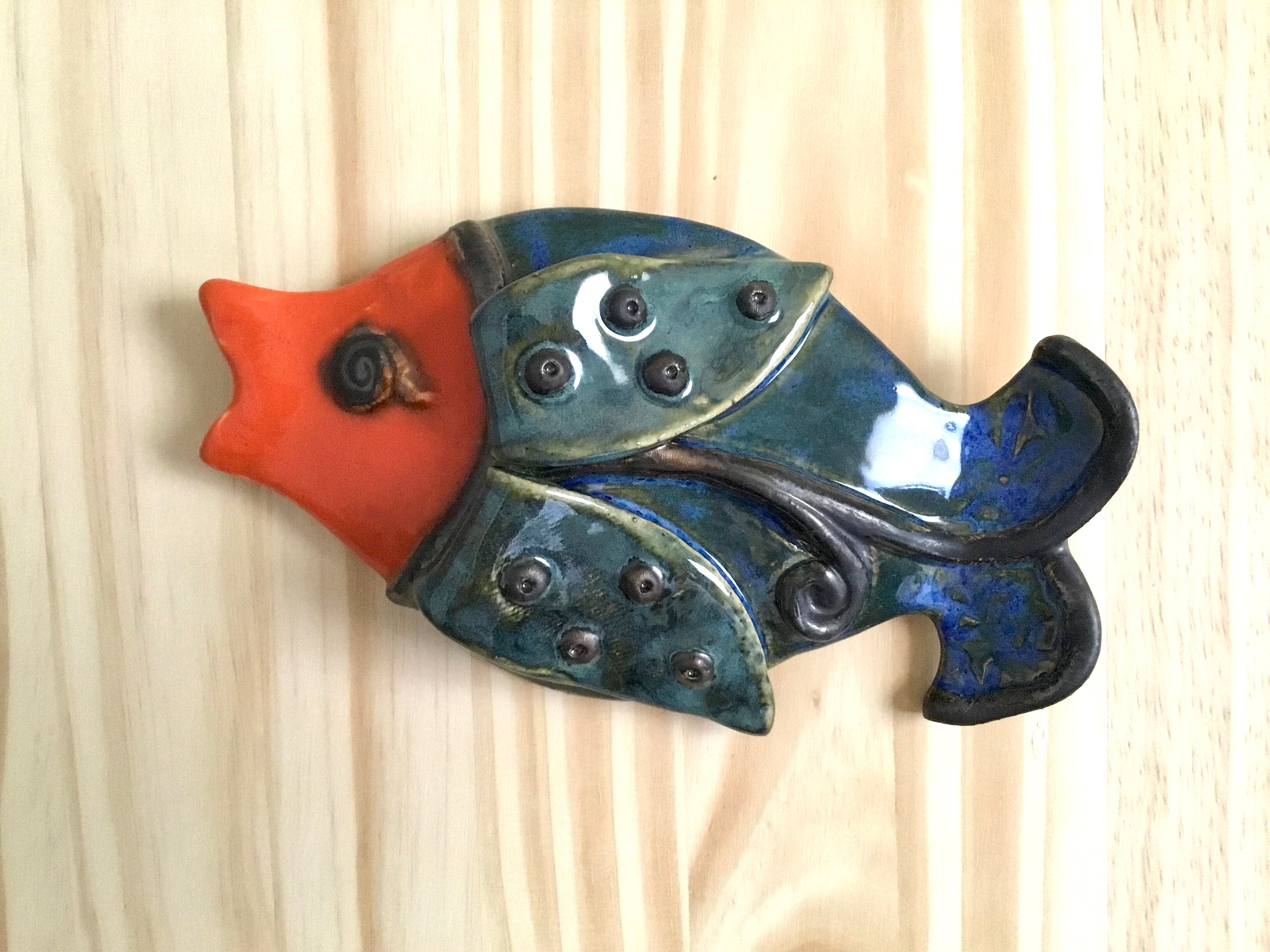 陶器の魚の壁アート：風変わりな粘土彫刻、魚座への贈り物 - Etsy 日本