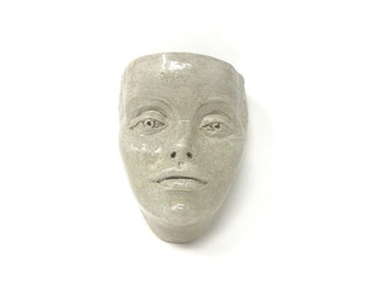 Tasca da parete in ceramica con volto: vaso con testa in ceramica beige