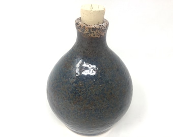 Bouteille en poterie faite main avec bouchon en liège : vase en grès moucheté