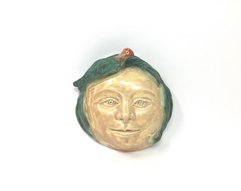 Cara primaveral para la pared, Máscara de jardín de cerámica, Mujer verde con caracol y pájaro