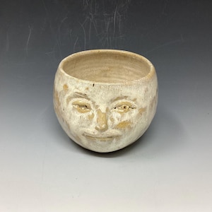 Jarrón de cerámica con rostro esculpido: Taza de cerámica beige "Talk to Me"