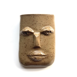 Jarrón de pared de cerámica hecho a mano con cara: aplique de cerámica beige moteado