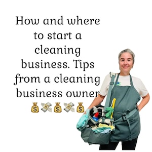 Puede incluir: Una mujer con un delantal verde y una camiseta blanca sostiene una gran bolsa de productos de limpieza. La bolsa está llena de productos de limpieza, incluyendo una botella de spray, una esponja amarilla y un paño azul. El texto en la imagen dice "Cómo y dónde empezar un negocio de limpieza. Consejos de un propietario de un negocio de limpieza".