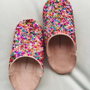 Pantofole in pelle da donna marocchina ricamate con paillettes multicolori per ragazze.