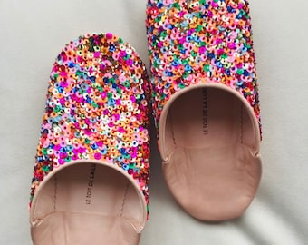 Marokkaanse leren damesslippers geborduurd met veelkleurige pailletten voor meisjes.