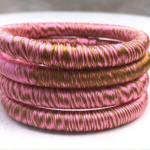Damenarmband, Sabra-Armreifen, pflanzliche Seide, handgefertigter Schmuck, Damenarmreif, Pflaume, Lila.