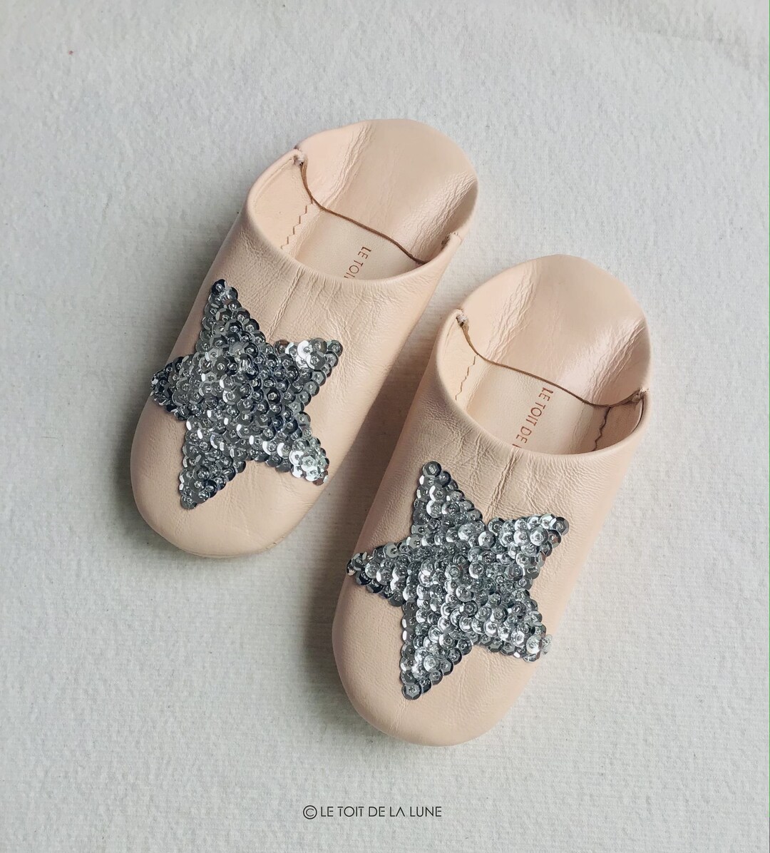 Babouche marocaine en cuir pour femme.
