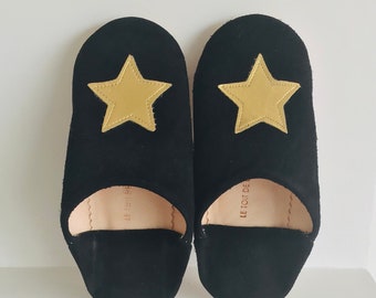 slipper in black suede and gold leather star for children.