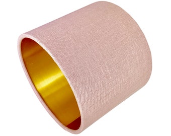 Puede incluir: Pantalla de lámpara cilíndrica con exterior de lino rosa claro e interior dorado. La pantalla es de diseño sencillo y moderno, adecuada para varios estilos de decoración del hogar. La pantalla tiene aproximadamente 15 cm de diámetro y 15 cm de altura.