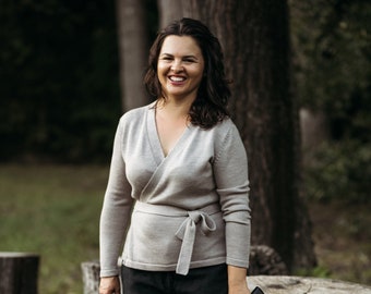 Cárdigan cruzado de punto de lana merino: suéter cruzado con cuello en V y cinturón