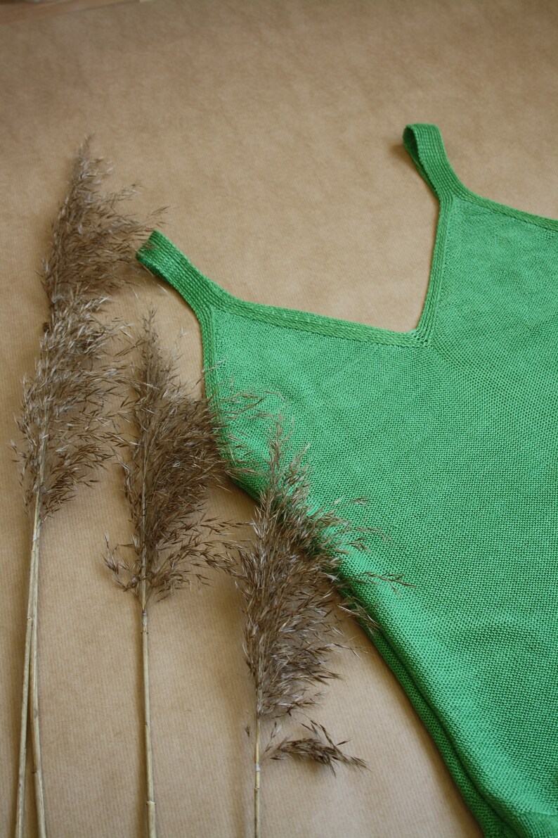 Weißes Leinen-Slip-Top mit Trägern, gestricktes Leinen-Tanktop, ärmelloses Sommer-Top, reine Leinenbluse, Bio-Kleidung apple green