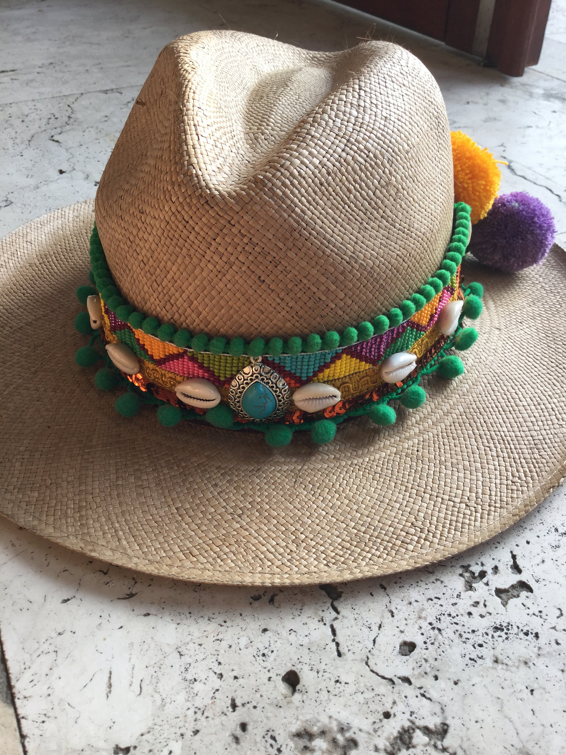 Как украсить шляпку. Панама бохо. Панама в стиле бохо. Декор соломенной шляпы. Украшение для шляпы.