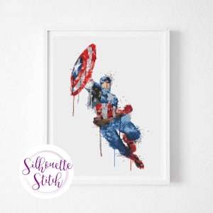 Pode incluir: Um padrão de ponto cruz que apresenta um super-herói com um traje vermelho, branco e azul, segurando um escudo com uma estrela no centro. O super-herói está voando pelo ar com uma pose dinâmica.