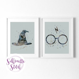 Op de afbeelding: Twee ingelijste prints met een aquarel-achtig ontwerp. De linker print toont een blauwe en bruine tovenaarshoed. De rechter print toont een ronde bril met een bliksem erboven.