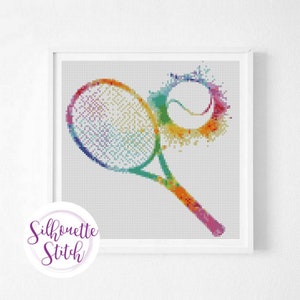 Può includere: Un motivo astratto a punto croce colorato di una racchetta da tennis e una palla. La racchetta è arcobaleno con uno sfondo bianco. La palla è un cerchio bianco con un contorno arcobaleno.