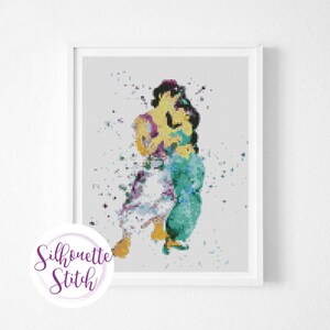 Pode incluir: Um padrão de ponto cruz de um casal se abraçando, com um efeito semelhante à aquarela. O casal é representado em um esquema de cores amarelo e verde, sobre um fundo branco.