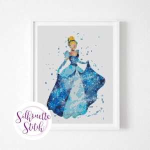 Op de afbeelding: Een kruissteekpatroon van Assepoester in haar blauwe baljurk met een aquareleffect. Het patroon is in tinten blauw, wit en geel.