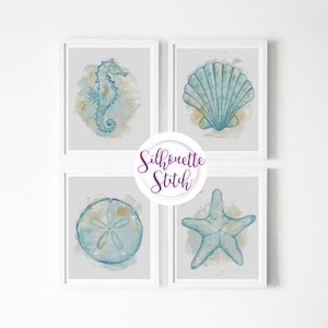 Può includere: Quattro stampe incorniciate ad acquerello con soggetti marini: un cavalluccio marino, una conchiglia, un dollaro di sabbia e una stella marina. L'opera d'arte è nei toni del blu e del beige, con uno sfondo morbido e strutturato. Le stampe sono in cornici bianche.