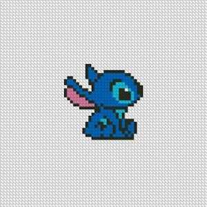 Può includere: Un personaggio dei cartoni animati blu con occhi grandi e orecchie rosa, seduto con le gambe incrociate. Il personaggio è conosciuto come Stitch dal film Disney Lilo & Stitch.