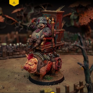 Może przedstawiać: Szczegółowa miniaturowa figurka stworzenia podobnego do świni ciągnącego wóz z siedzącą figurką świni. Siedząca postać ma na sobie kapelusz i trzyma tasak. Figurka stoi na okrągłej podstawie z napisem "MASSACR ART & MINIATURES".