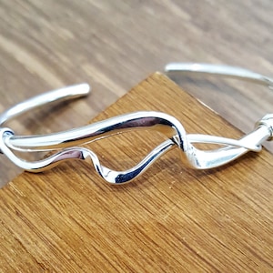 Brazalete abierto de plata de ley hecho a mano
