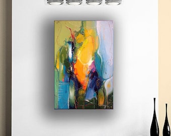 Puede incluir: Lienzo de arte abstracto con una vibrante mezcla de colores. La obra presenta audaces pinceladas de amarillo, naranja, azul y verde, creando una composición dinámica y enérgica. La pintura está montada en una pared blanca, con dos jarrones decorativos negros.