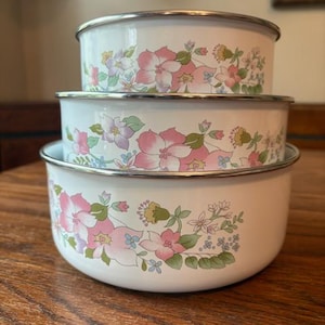 Set of 3 Vintage Kobe Enamel Stacking Bowls With Flower Pattern