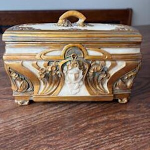 Jugendstil Schmuckschatulle mit Frauenköpfen
