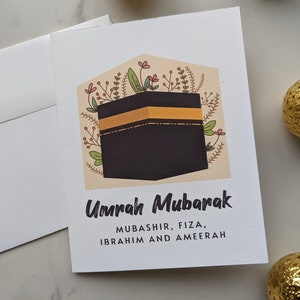 Cartão personalizado de Umrah Mubarak de <br> Entrega Rápida? Nome personalizado e mensagem personalizada | Peregrinação 2024 | Kaaba Floral Lindo Design Elegante