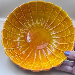 Cuenco de cerámica vintage de California - Forma de calabaza otoñal naranja y amarilla de mediados de siglo (Calif. USAA 304)