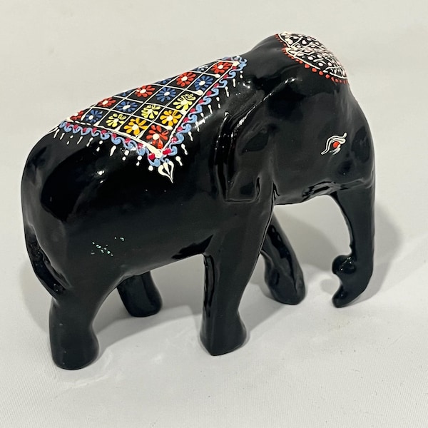 Éléphant en papier mâché peint à la main noir