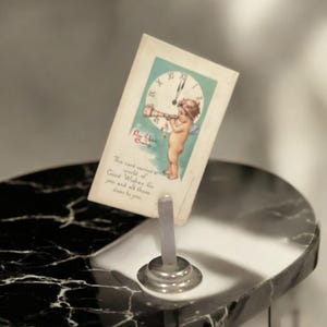 Vintage ansichtkaart nieuwjaar 1918 met cupido-illustratie en standaard