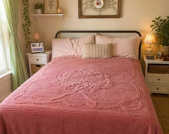 Colcha vintage de chenilla rosa con medallón floral acolchado, estilo rústico.
