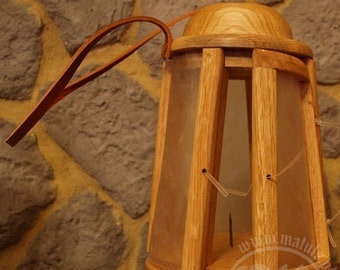 Linterna de madera de pergamino: modelo cónico con puerta.