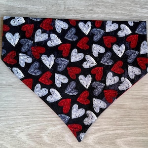 personalisiertes Bandana, Valentinstags-Bandana, über das Halsband Bandana, Katzenbandana, Hundehalstuch, Hundehalsband, Hundeschal, Katzenschal, Herzbandana