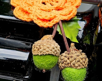 Chrysanthemum and Acorn Spool Pin Doily