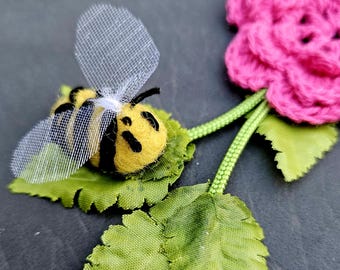 Bee Happy, Bumble Bee Spool Pin Doily