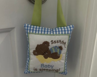 Colgador de puerta con diseño de bebé durmiendo. ¡Shhh, bebé durmiendo! Decoración infantil. Diseño bordado. Decoración infantil personalizada.