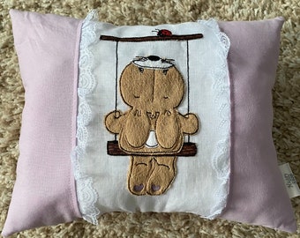 Decoración de almohadas para guardería - Conejito en un columpio