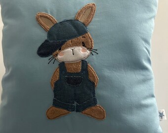 Almohada decorativa bordada - Diseño de conejito delante y detrás - Almohada azul con bordado/aplicación - Regalo para niños