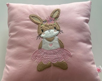 Almohada decorativa bordada - Diseño de conejito en la parte delantera y trasera - Almohada rosa con bordado/aplicación - Regalo para niños